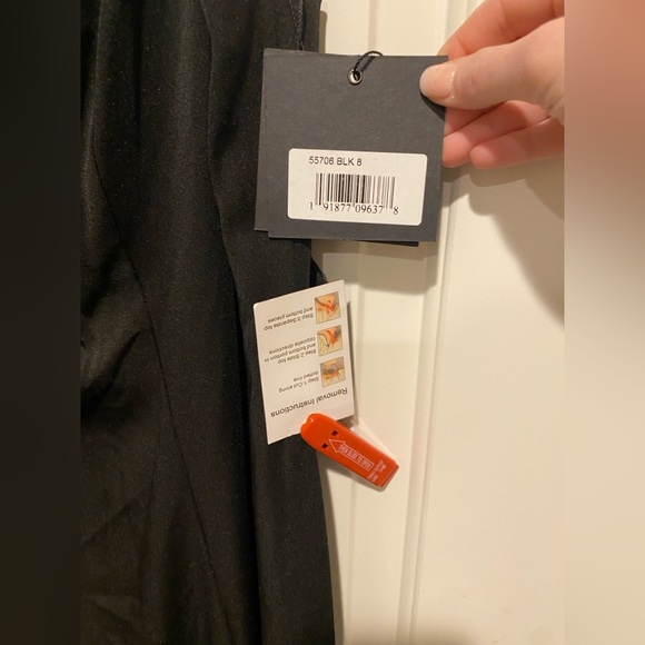 Elegant Black Gown with rhinestone details Mac Duggal 55706 NWT size 8 flaws - Picture 7 of 11